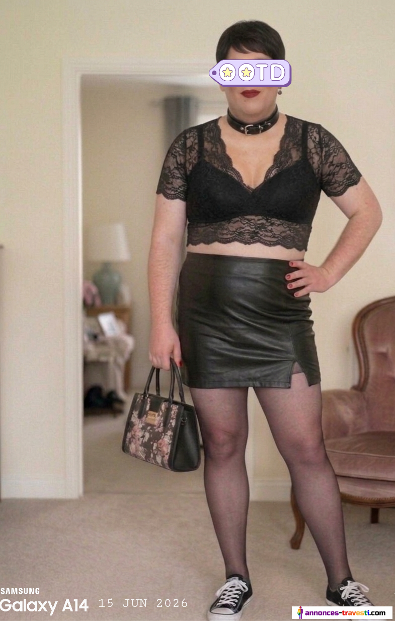 Travestie chubby aux petits seins en poire – Soumise presque vierge