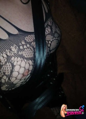 Travestie soumise recherche des Messieurs actifs