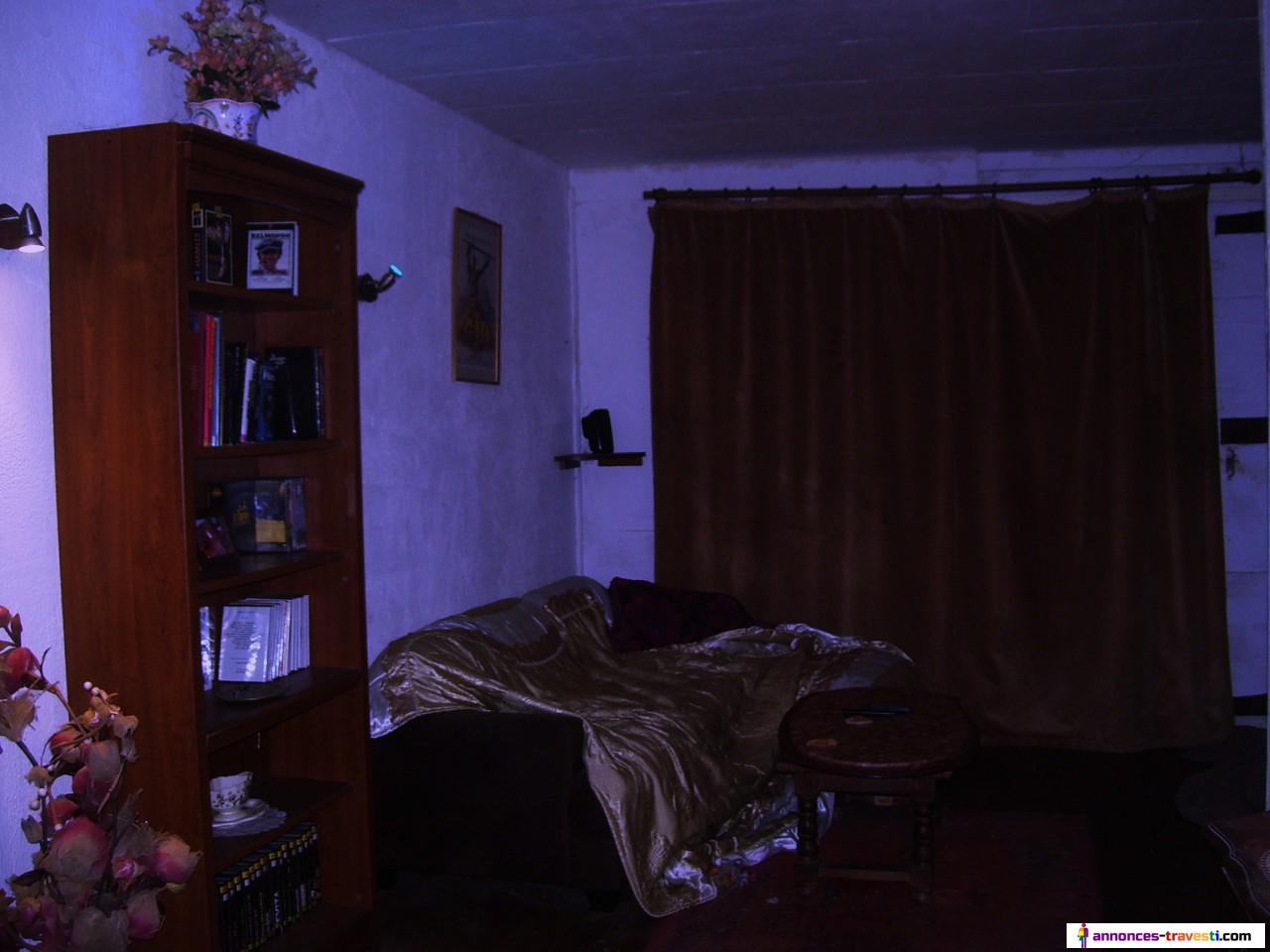 Mon salon pour recevoir. Sur cette banquette, mes invités s'installent et regardent des vidéos pornos pendant que je les suce.