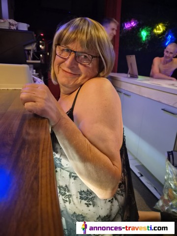 La après mon short j'attends que l'on vienne me baisers