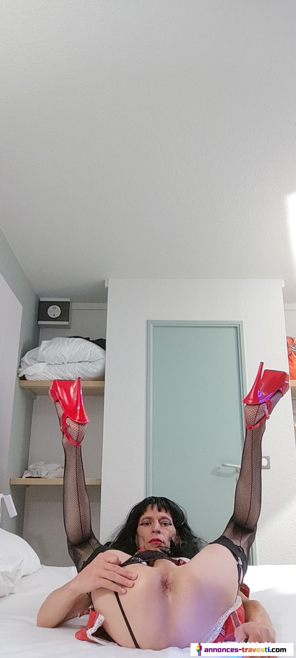 Pute a jus Caroline organise un gangbang hard réel le vendredi soir 12 décembre 2025