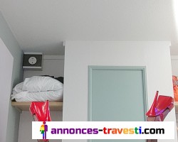 Pute a jus Caroline organise un gangbang hard réel le vendredi soir 12 décembre 2025