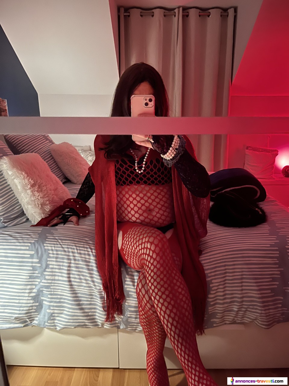 Jenny pure sissy sexy femelle blanche à renoi et métis