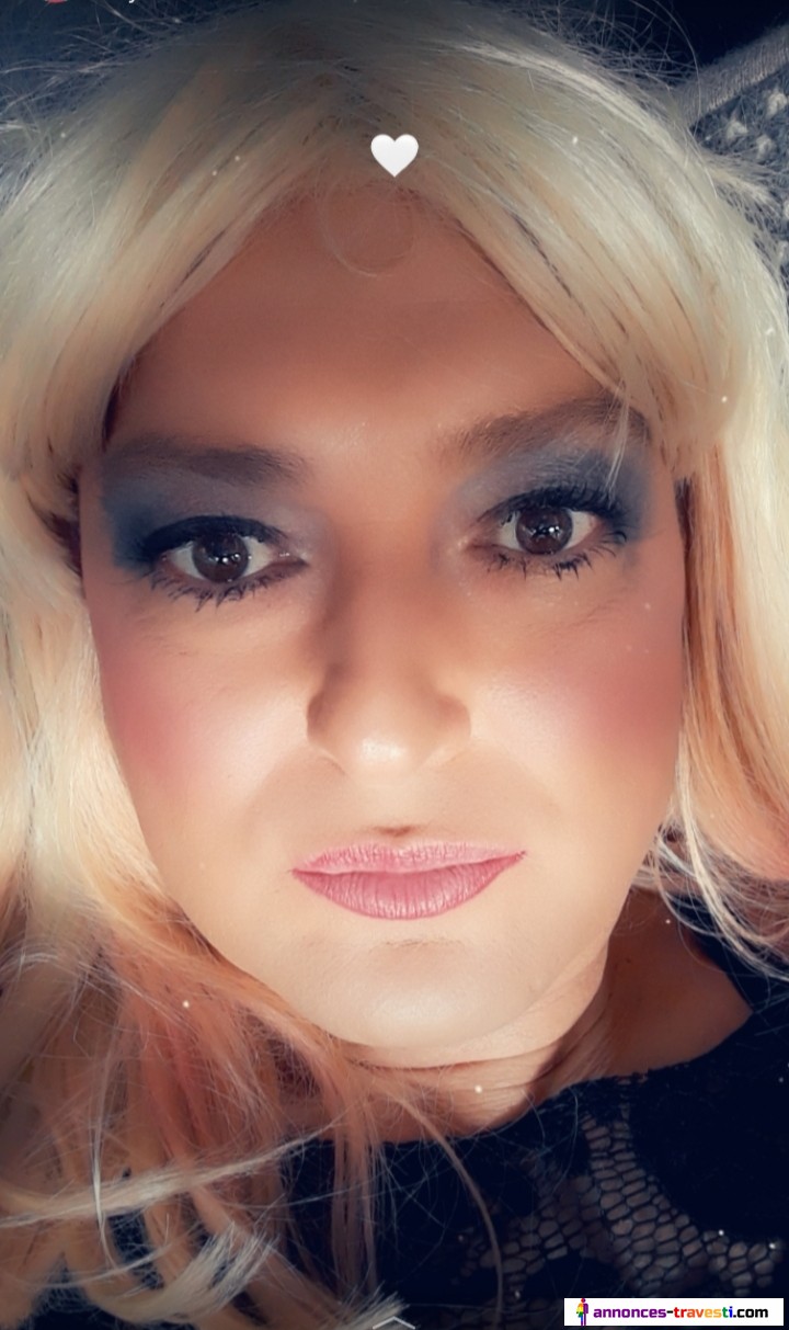 Jolie Blonde de passage à La Rochelle pour rencontres avec jeunes bogosses