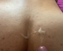 Le sperme chaud sur les fesses