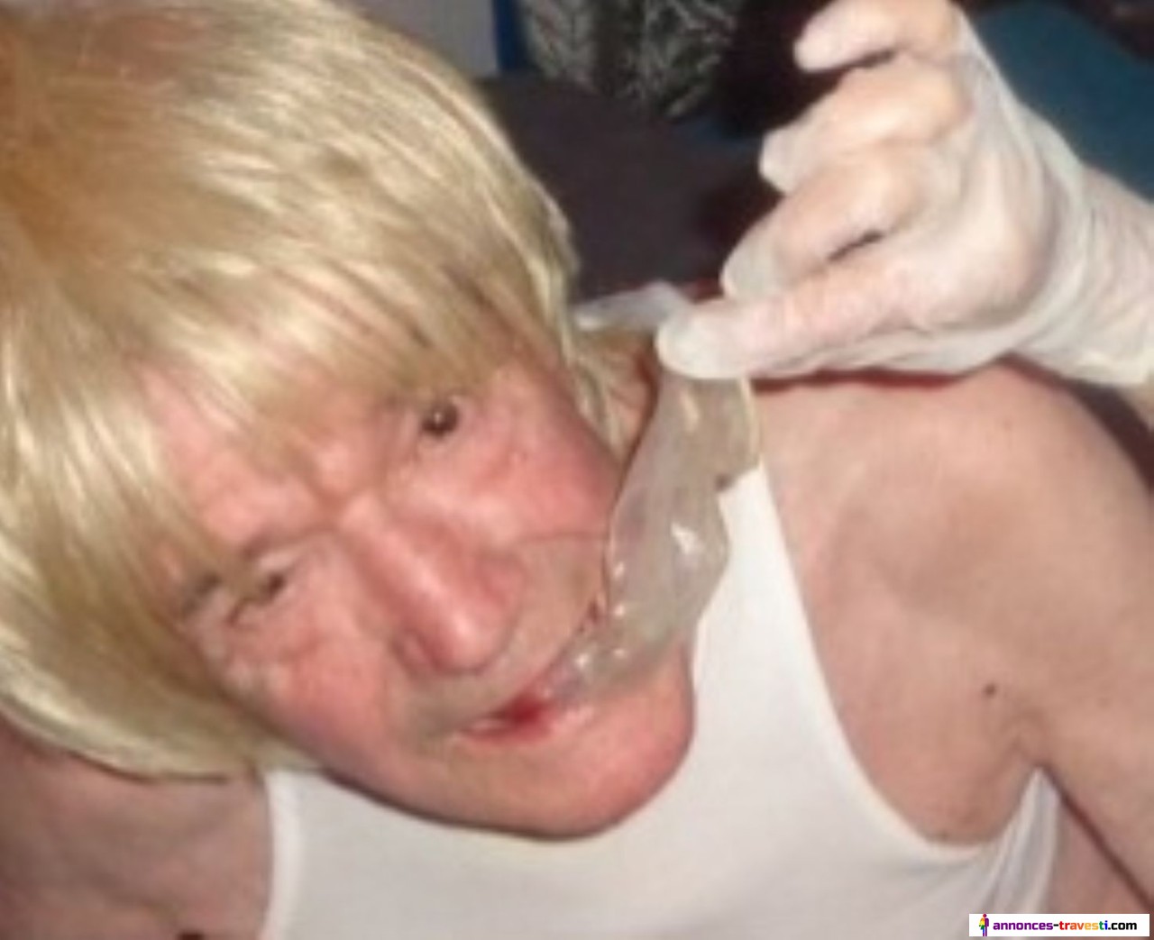 au sauna une maitresse femme me fait boire le sperme contenu dans une capote d'un inconnu