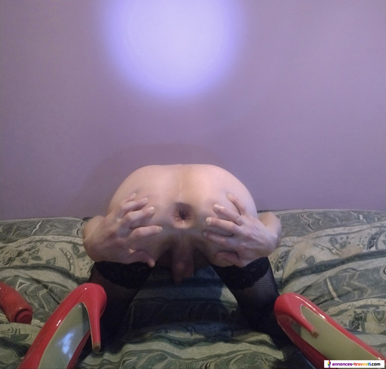 Travesti offre ces orifices en gangbang hard no limites vendredi soir 13 février 2026 dans une chambre d hôtel