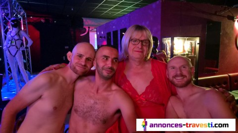 Aline bien entouré au sauna